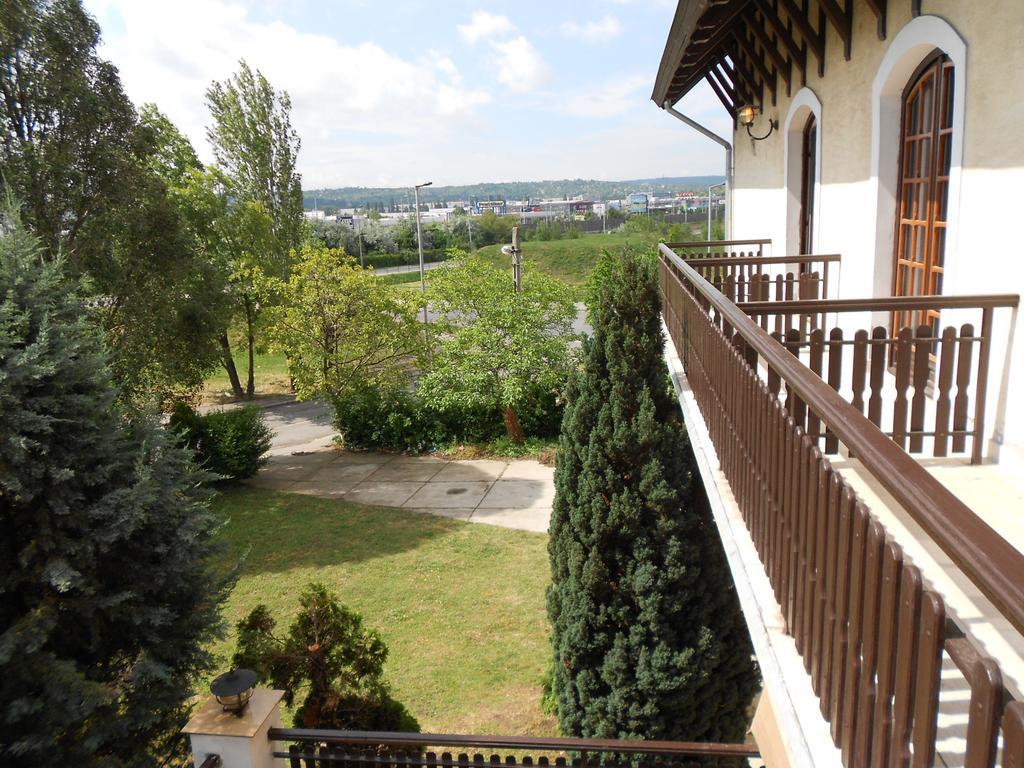 Peregrino Panzio Bed and Breakfast Budaörs Buitenkant foto