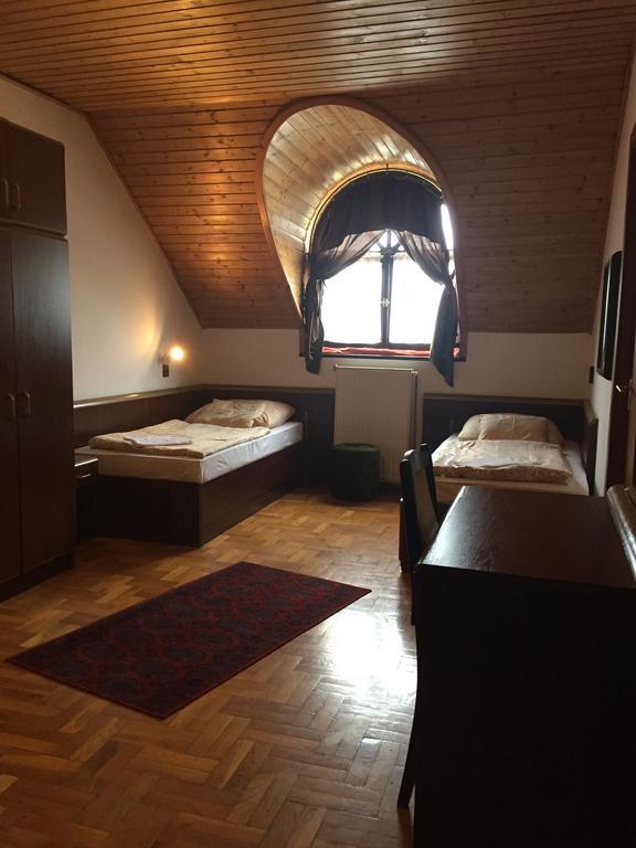 Peregrino Panzio Bed and Breakfast Budaörs Buitenkant foto