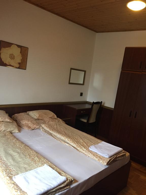 Peregrino Panzio Bed and Breakfast Budaörs Buitenkant foto