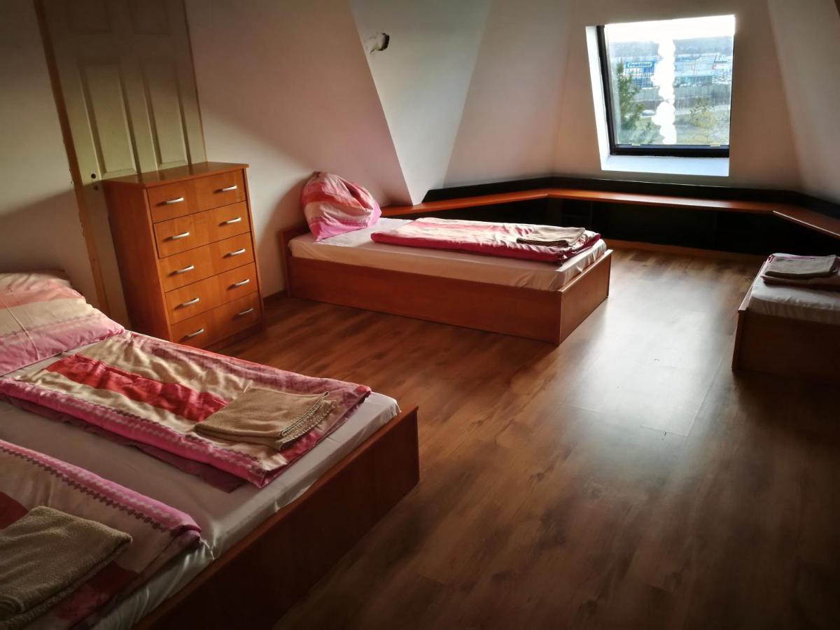 Peregrino Panzio Bed and Breakfast Budaörs Buitenkant foto